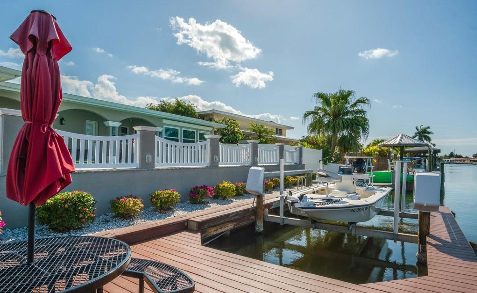 Dolphin Cove In Cocoa Beach Fl Exterior photo
